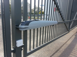 Brama wjazdowa skrzydłowa palisada pionowa Beninca BOB Pasaż łódzki